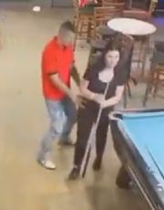 Foto descriptiva de: VIDEO | hombre noquea a acosador y se vuelve viral