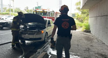 Se incendia vehículo en carril exprés de Morones Prieto en Monterrey