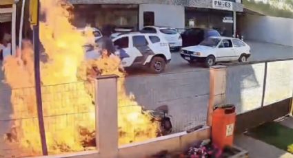 VIDEO | Un hombre quema moto frente a policías