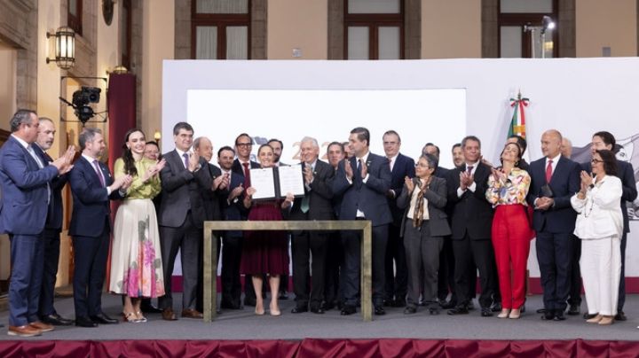 Sheinbaum firma acuerdo para fomentar la industria siderúrgica