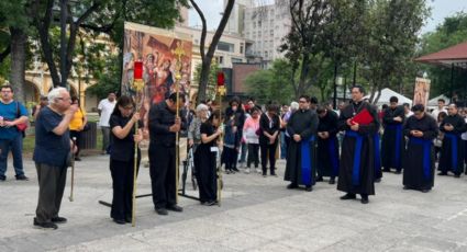 Catedral de Monterrey realiza tradicional Viacrucis por Semana Santa
