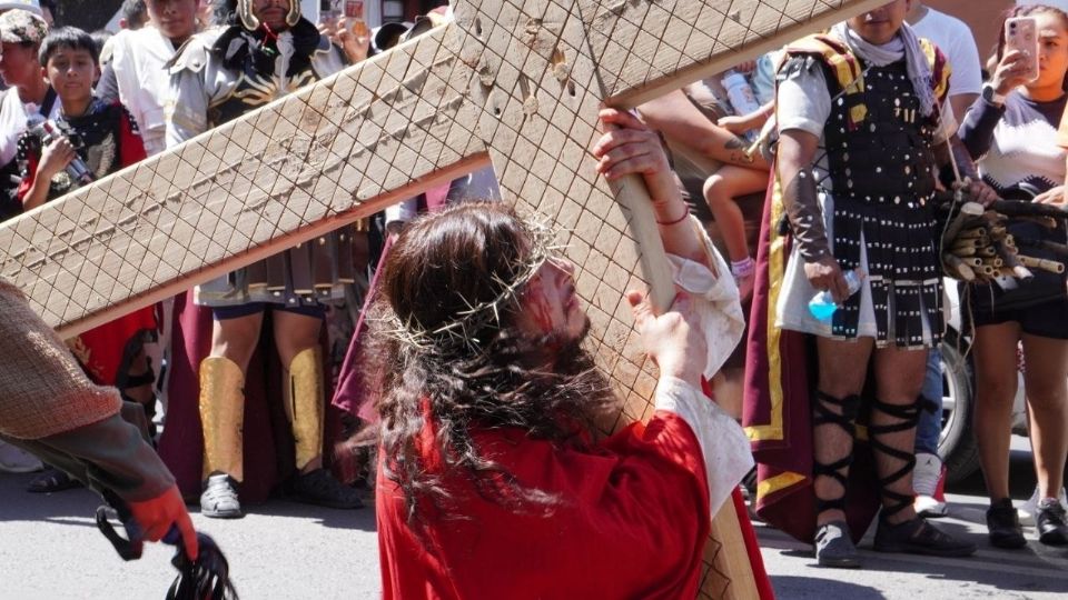 La alcaldía Álvaro Obregón reafirmó su identidad cultural este Viernes Santo con la representación del Viacrucis de Santa Fe.