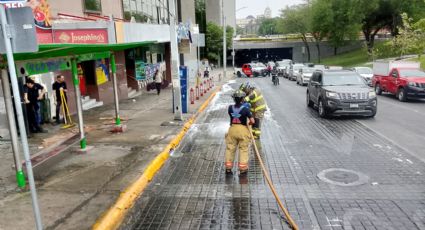 Derrame de grasa moviliza a los cuerpos de auxilio en el Centro de Monterrey