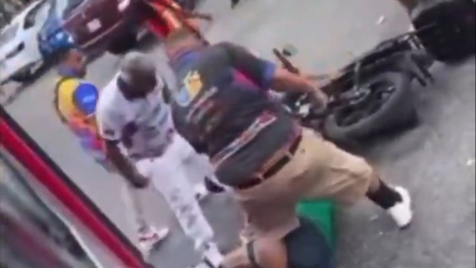 Momento en que pasajeros someten al agresor tras atacar a una mujer dentro de un autobús en Cancún.