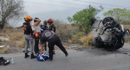 Camioneta se sale del camino en la Autopista Monterrey-Saltillo y termina semivolcada