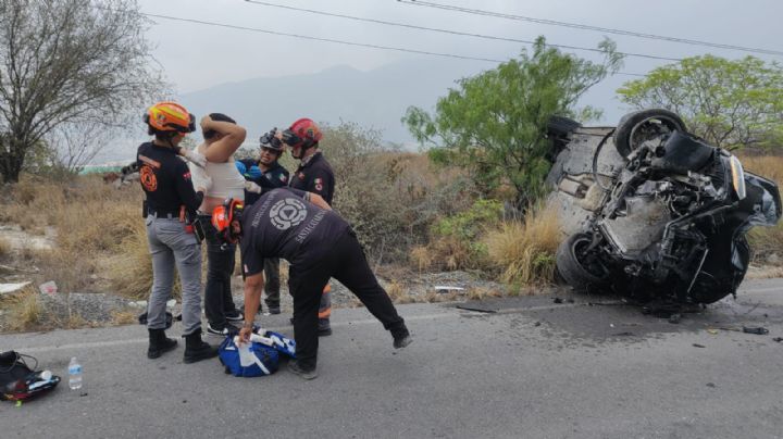 Camioneta se sale del camino en la Autopista Monterrey-Saltillo y termina semivolcada