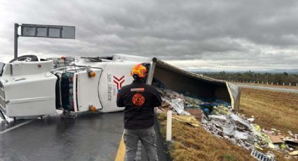 Volcadura de tráiler en Salinas Victoria provoca cierre parcial de la autopista a Laredo