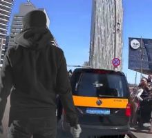 VIDEO: Captan violento asalto a familia con bebé al subir a un taxi