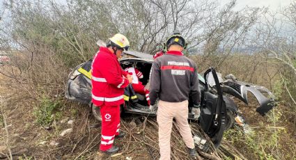 Volcadura en Montemorelos deja dos mujeres lesionadas