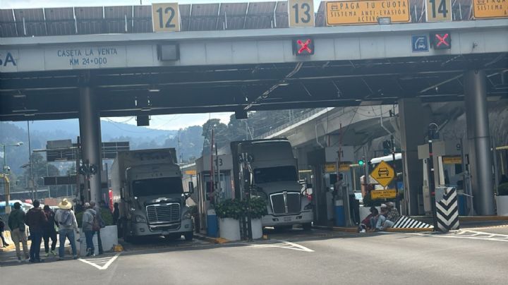 Protesta y ponchallantas tienen varada la vialidad en la autopista México-Toluca
