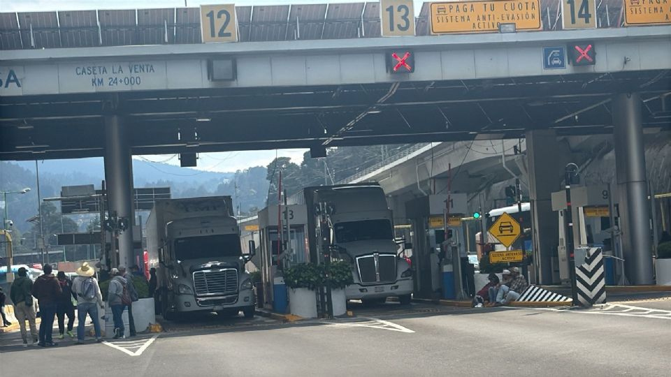 Vehículos y transportes foráneos varados en la autopista México Toluca, estan imposibilitados a avanzar, debido a que el personal de la caseta de cobro activó el sistema anti fuga.