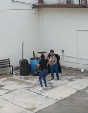 Foto descriptiva de: VIDEO Iglesia en Cadereyta viraliza a mujer que orinó en sus instalaciones; padece de sus facultades