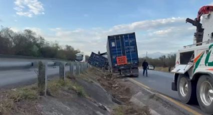Vuelca tráiler en Carretera Nacional en Montemorelos; no hay lesionados
