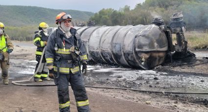 Volcadura e incendio de pipa provocan cierre de la Carretera Nacional, en Montemorelos