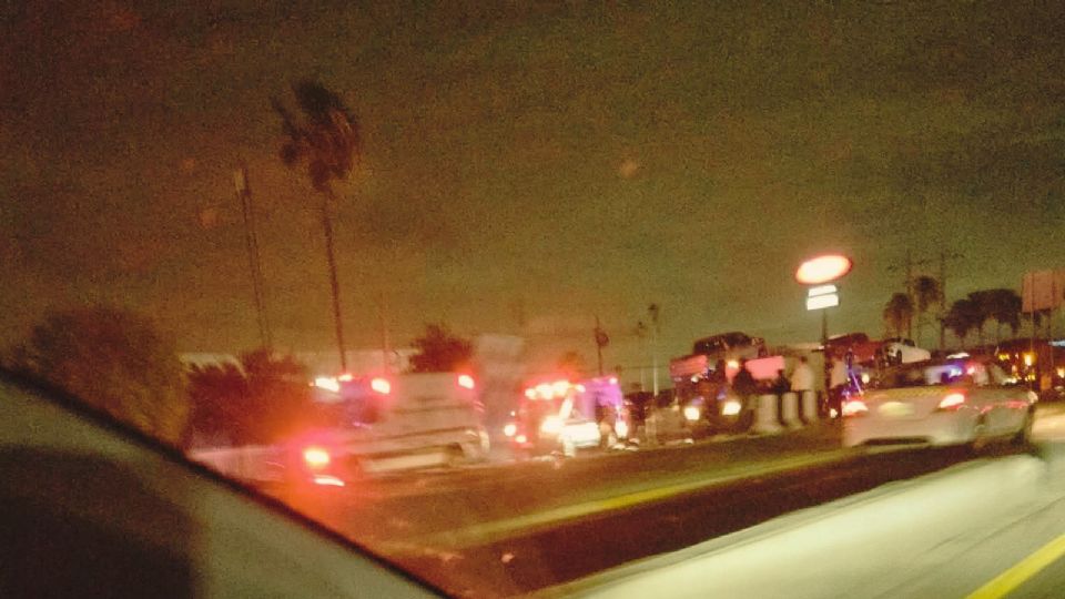 Elementos de emergencia confirmaron la muerte del motociclista tras derrapar en la Carretera a Laredo, en Apodaca.