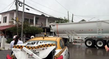 Tráiler impacta taxi y termina estrellado contra casa en Allende