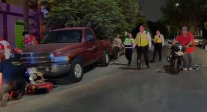 Camioneta impacta a motociclista en la colonia Caracol en Monterrey