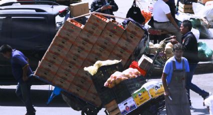 ¡Lluvia de verduras! Captan batalla campal en la Central de Abastos de CDMX