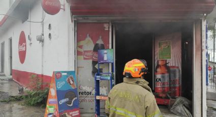 Incendio consume 'tiendita' de abarrotes en Monterrey