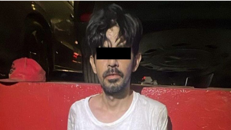 El hombre fue detenido afuera de una agencia automotriz en San Pedro tras ser sorprendido con un celular que no pudo acreditar como suyo.