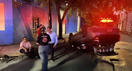 Choque entre dos autos provoca volcadura en calles del Centro de Monterrey