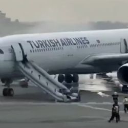 VIDEO | Evacúan avión tras detectar humo en el tren de aterrizaje