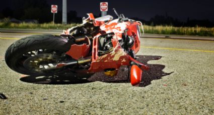 Motociclista muere al derrapar en un retorno y caer de una altura de 4 metros en Santiago