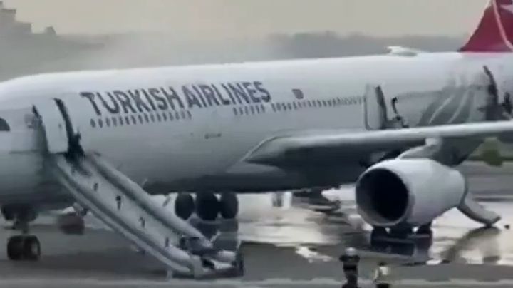 VIDEO | Evacúan avión tras detectar humo en el tren de aterrizaje