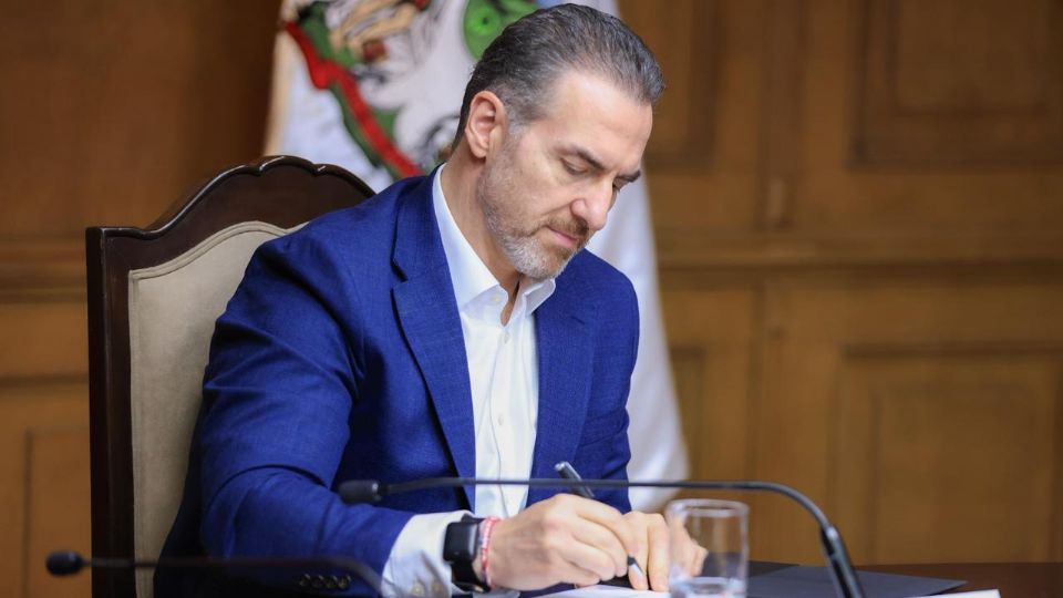 Adrián de la Garza encabezó la firma del convenio entre Monterrey e INEA para apoyar a jóvenes y adultos a concluir primaria y secundaria.