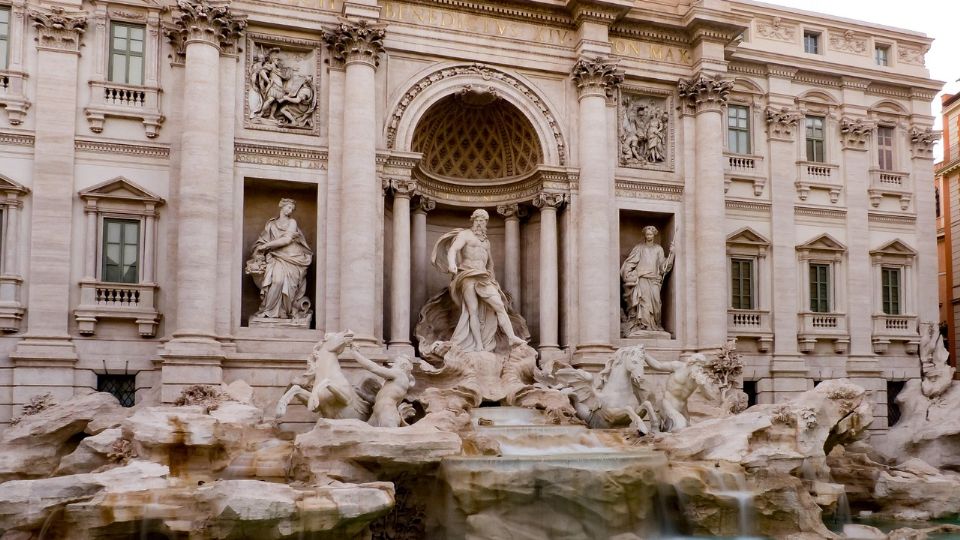 Un turista fue multado con 500 euros tras ingresar a la Fontana di Trevi en Roma.