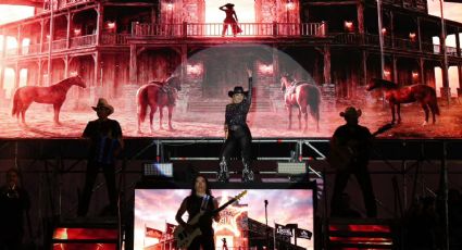 Alicia Villarreal dona 50 mil pesos a una madre durante concierto gratuito en García, Nuevo León