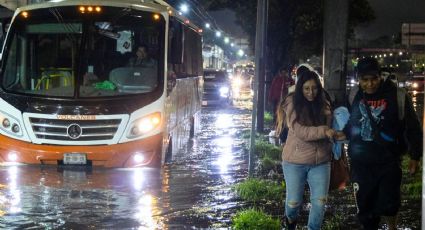 VIDEO | Autos quedan debajo del agua tras fuertes lluvias e inundaciones en CDMX