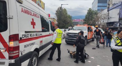 Conductor escapa tras atropellar a motociclista en la avenida Juárez en el Centro de Monterrey