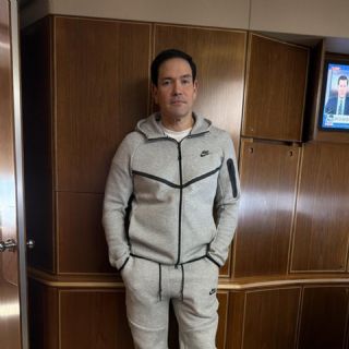 Marco Rubio posa con la ropa de captura de Maduro