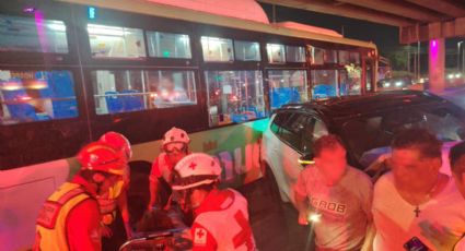Choque entre camión urbano y vehículo reporta 14 personas lesionadas en Monterrey