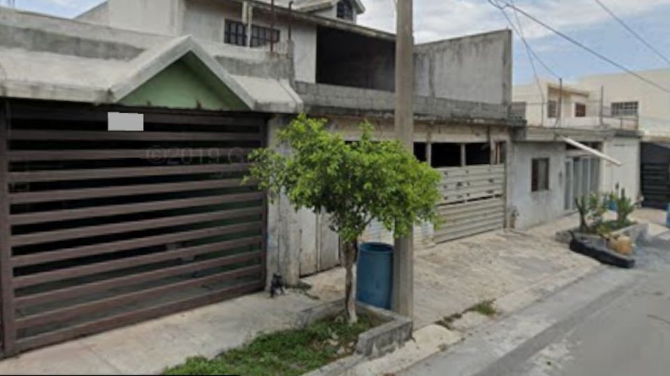 Autoridades ministeriales y peritos investigan el hallazgo de una persona calcinada dentro de una vivienda incendiada en la colonia Monte Kristal, en Juárez.