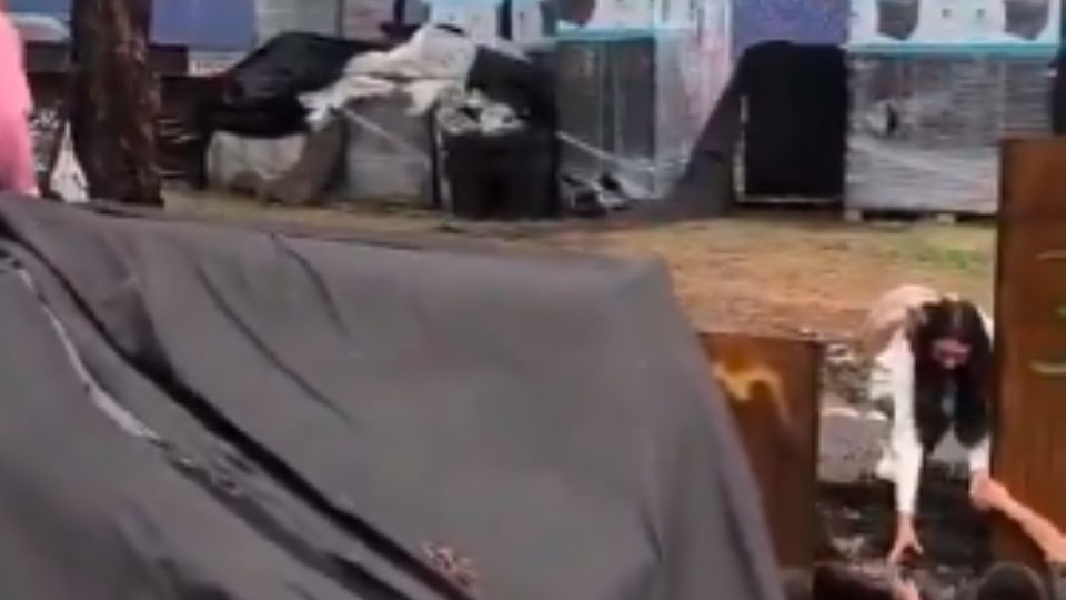Dos mujeres cayeron en una zona de obras sobre Calzada Ignacio Zaragoza.