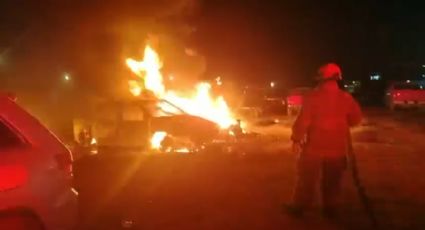 Fuego arrasa vehículos en yonke de Escobedo; investigan origen del incendio