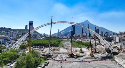 Samuel García supervisa el Puente Nuevo sobre el río Santa Catarina