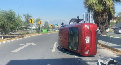 Mujer resulta lesionada tras aparatosa volcadura en avenida Miguel de la Madrid en Guadalupe