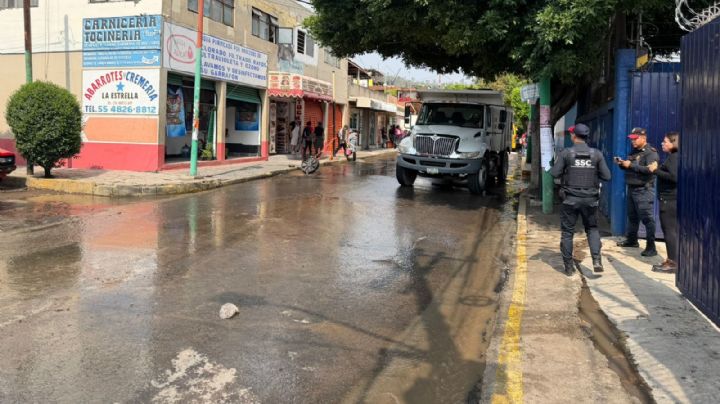 Instalan tinacos y envían pipas tras ruptura de tubería en Iztapalapa