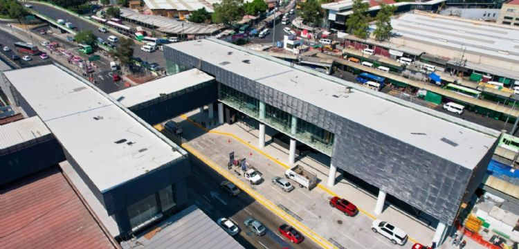 Mujer cae en Indios Verdes y moviliza a emergencias