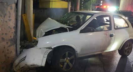 Cuatro hombres resultan lesionados tras chocar contra barda en Monterrey