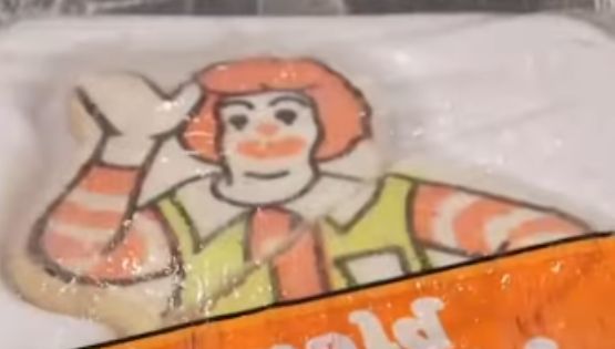 VIDEO | ¿Una galleta de 40 años?