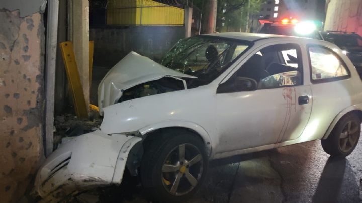 Cuatro hombres resultan lesionados tras chocar contra barda en Monterrey