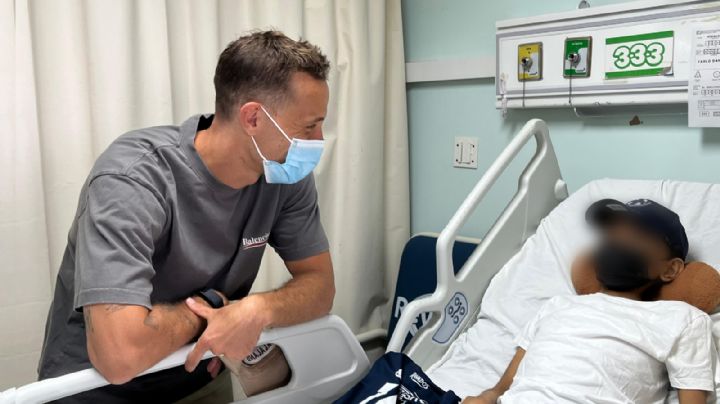 Sergio Canales visita a niño internado en la Clínica 25 del IMSS en Monterrey