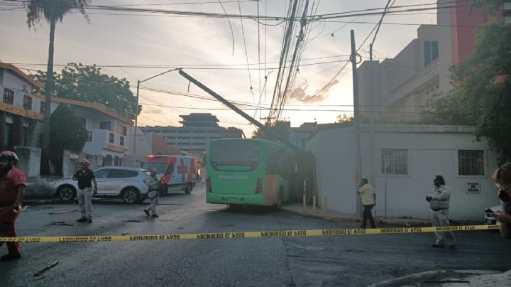 Camión urbano se estrella contra negocio en la colonia Pío X tras choque con BMW