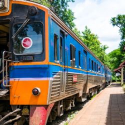 VIDEO | Tragedia en Bangkok: Tren embiste autobús y deja muertos