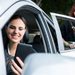 Operadora de Uber capta agresión verbal de madre tras viaje de sus hijas