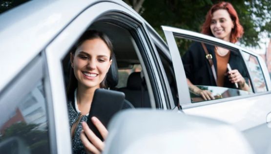 Operadora de Uber capta agresión verbal de madre tras viaje de sus hijas